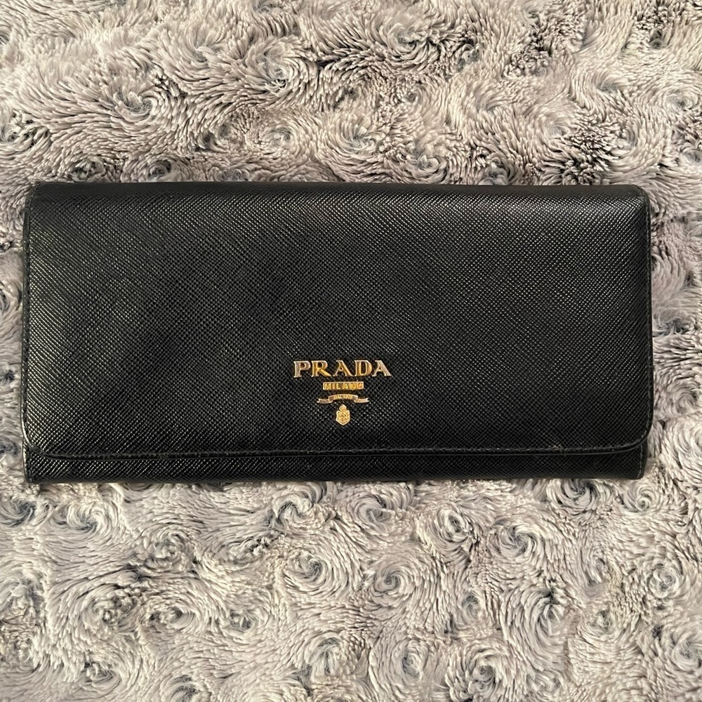 PRADA LEATHER WALLET✨ “2000’s”